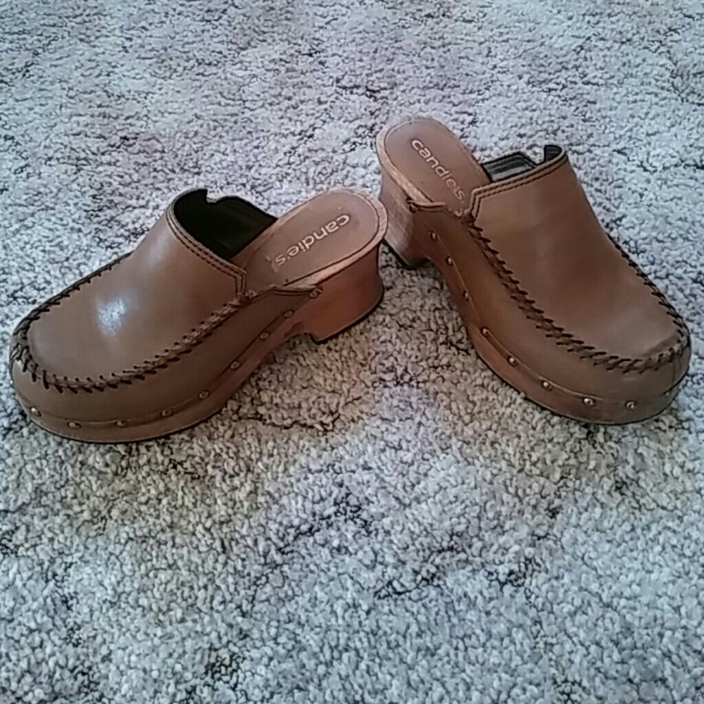Leather clogs